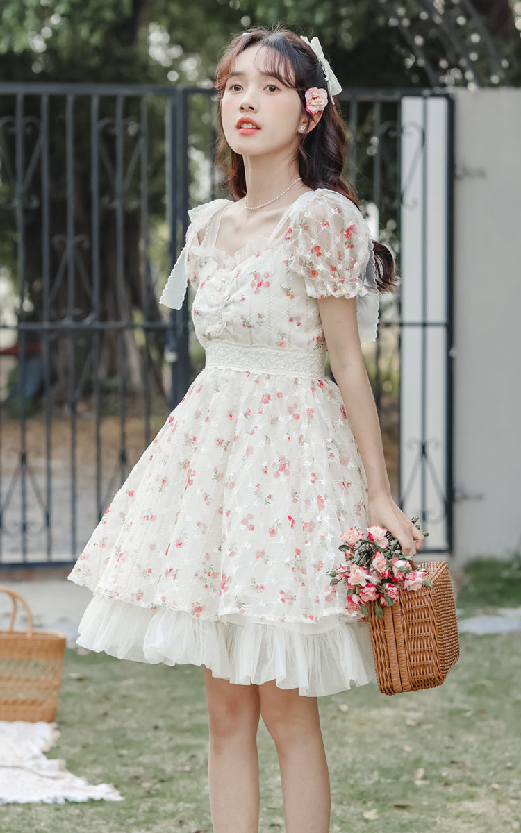 Vestido mini con enagua de rosas delicadas