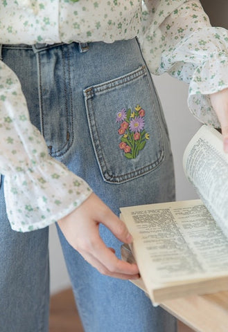 Vaqueros con bolsillos florales bordados