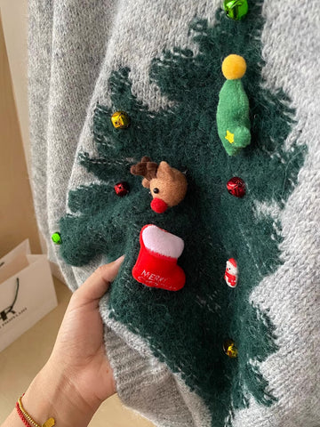 Suéter con dijes de árbol de Navidad