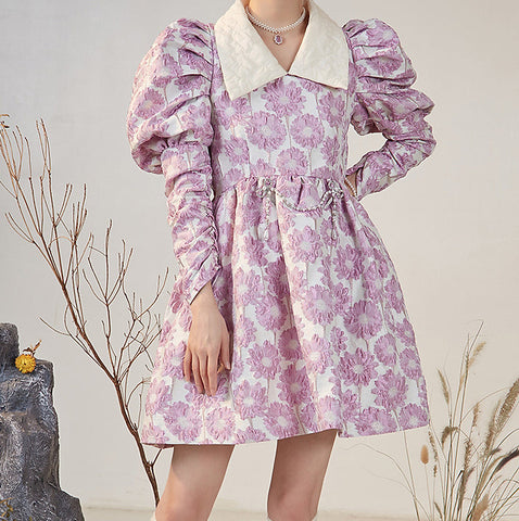 Vestido de jacquard con margaritas y mangas abullonadas