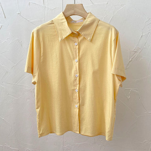 Camisa con botones de caramelo