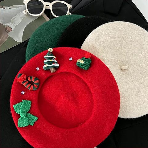 Boina con amuletos navideños