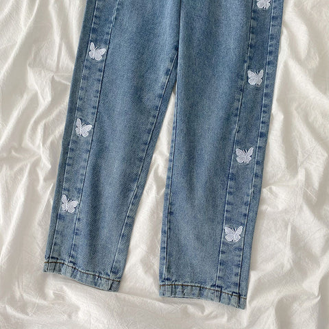 Jeans mit Schmetterlingsstickerei