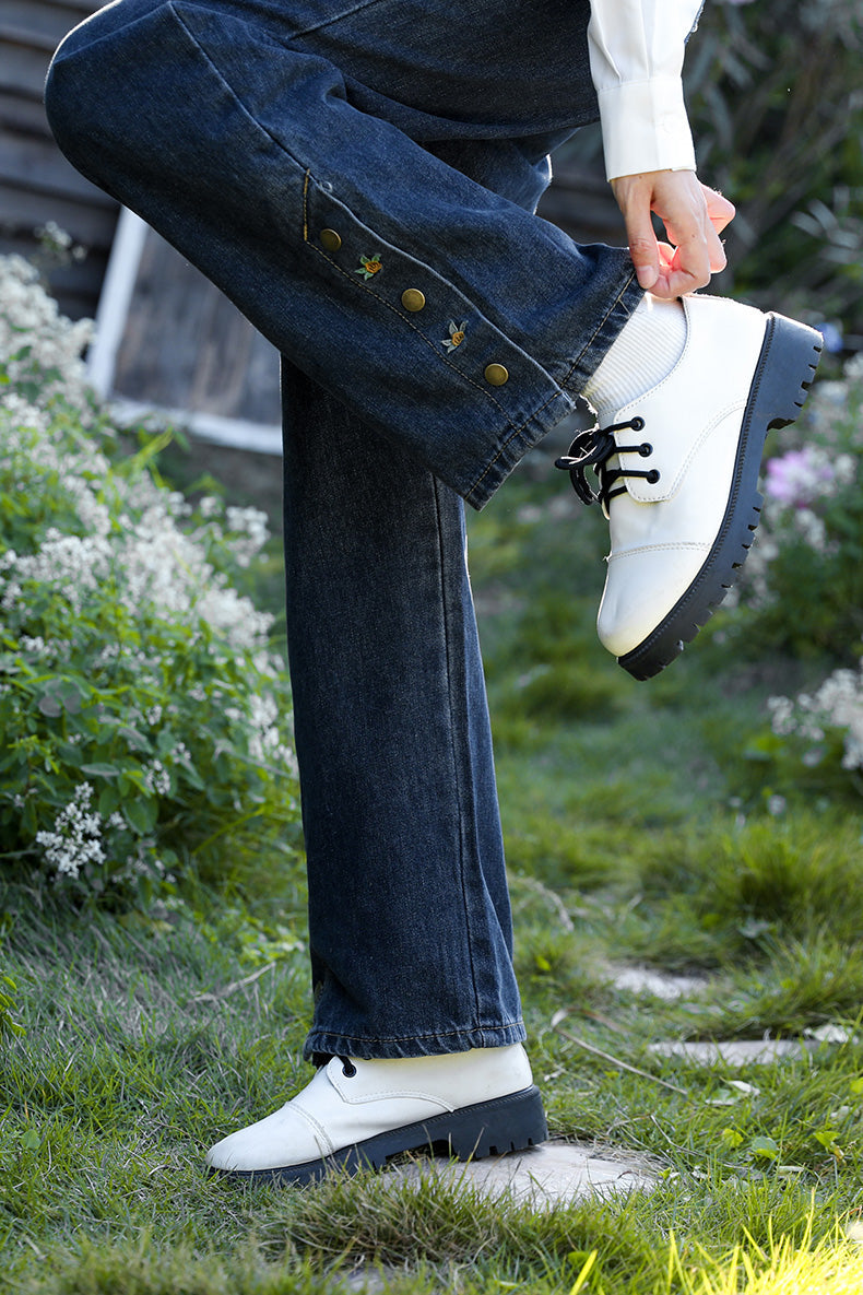 Jeans mit Rosenknopfstickerei