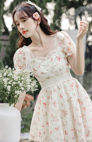 Vestido mini con enagua de rosas delicadas