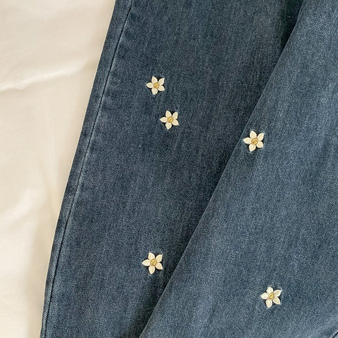 Jeans mit Gänseblümchen-Stickerei