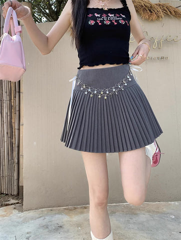 Mini-Faltenrock mit Sternkette