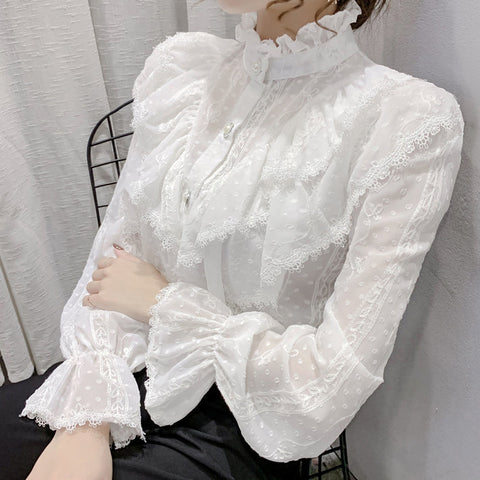 Hochgeschlossenes Hemd mit Rüschenspitze und Knopfleiste