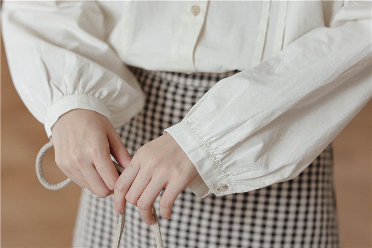 Bluse mit Jakobsmuschelkragen und Blumenstickerei