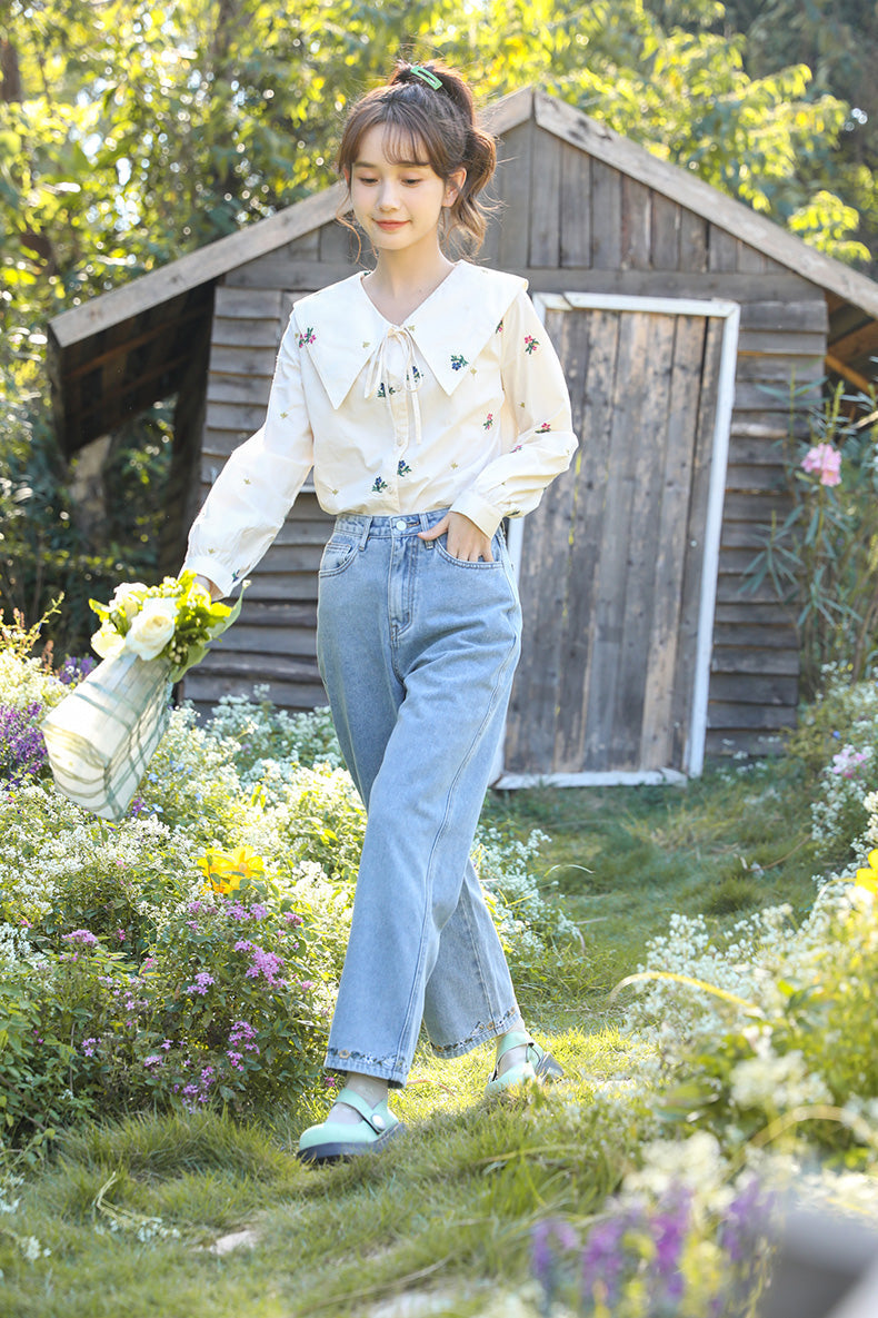 Jeans mit Blumenstickerei am Saum