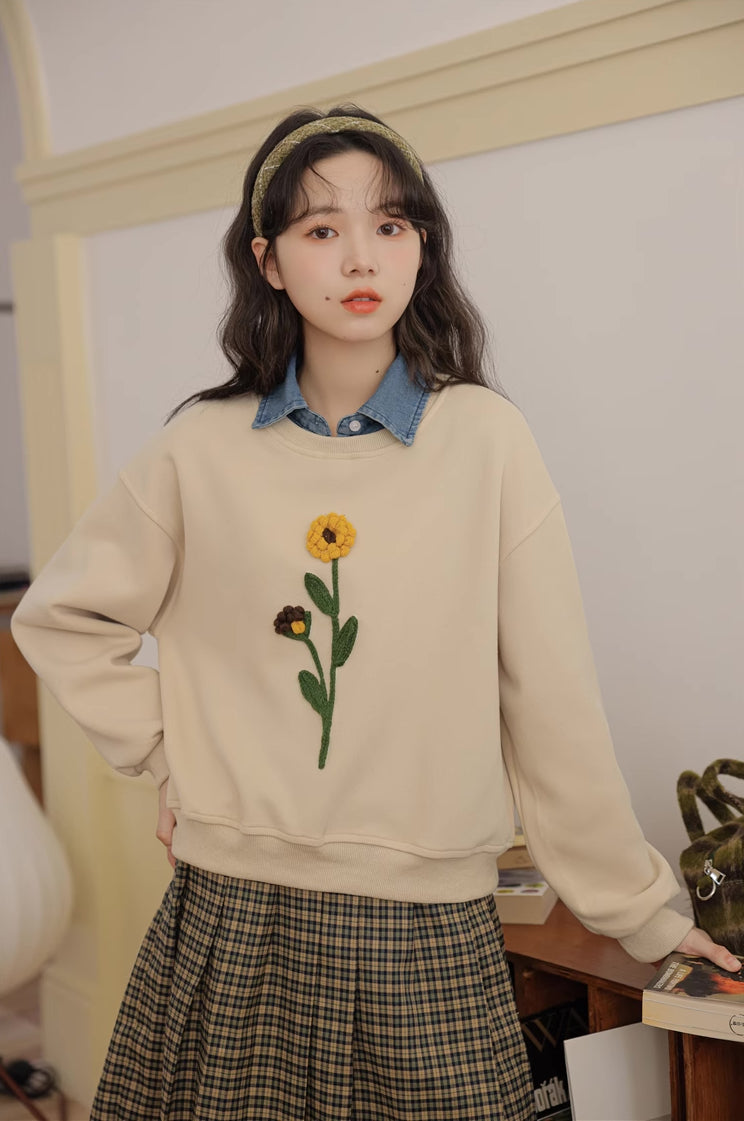 Sudadera con pompones y flores silvestres