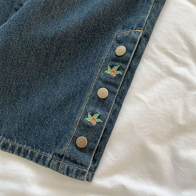 Jeans mit Rosenknopfstickerei