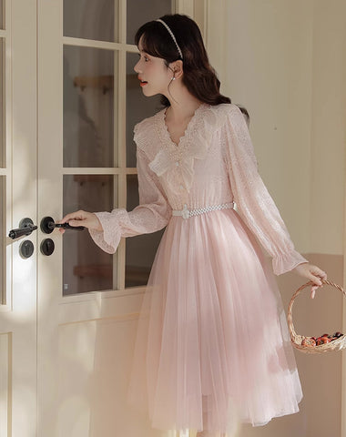 Midikleid aus Spitze und Tüll mit V-Ausschnitt