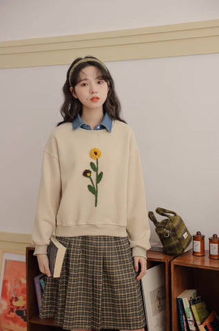 Sudadera con pompones y flores silvestres