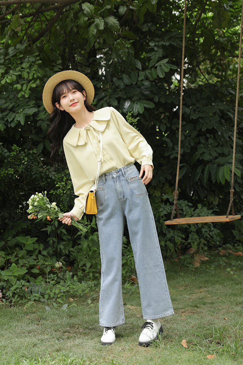 Vaqueros con enredaderas de flores bordadas