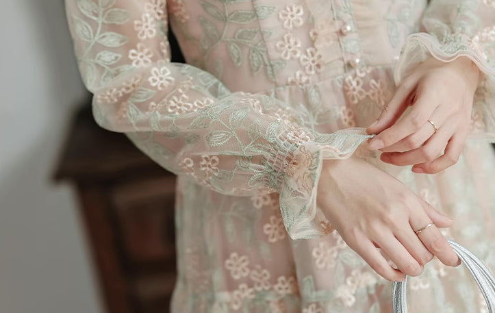 Midikleid mit Blumenranken-Stickerei