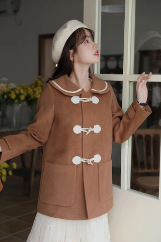 Abrigo tipo trenca con cuello Peter Pan y botones