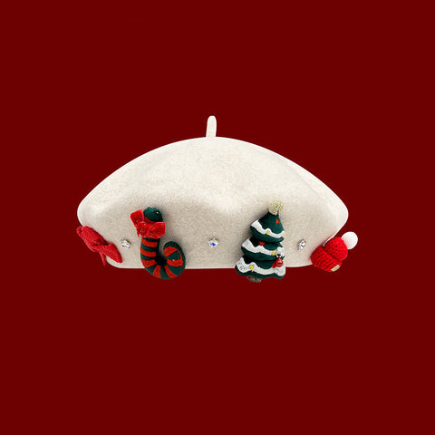 Boina con amuletos navideños