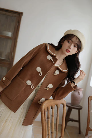 Abrigo tipo trenca con cuello Peter Pan y botones