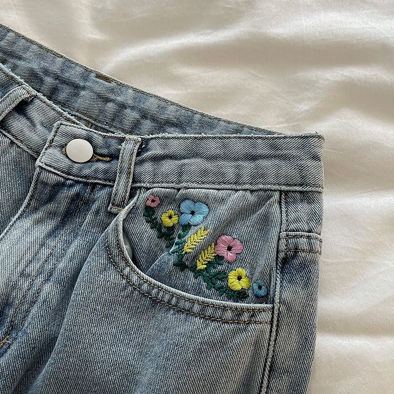 Jeans mit Peek-A-Boo-Stickerei 