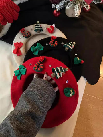 Boina con amuletos navideños