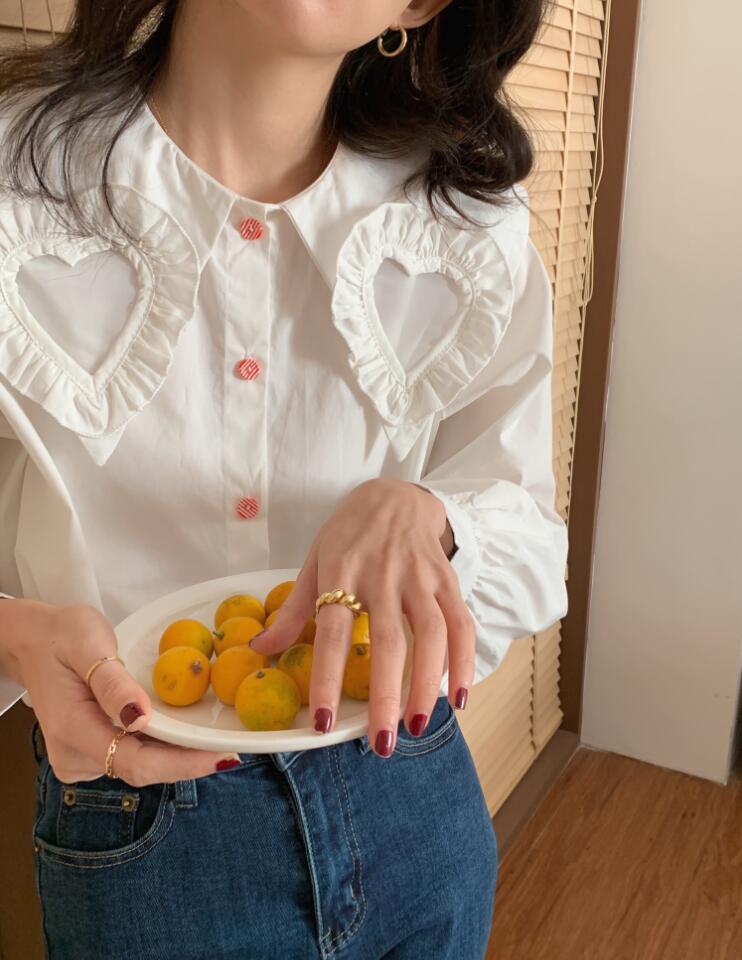 Camisa abotonada con cuello recortado en forma de corazón