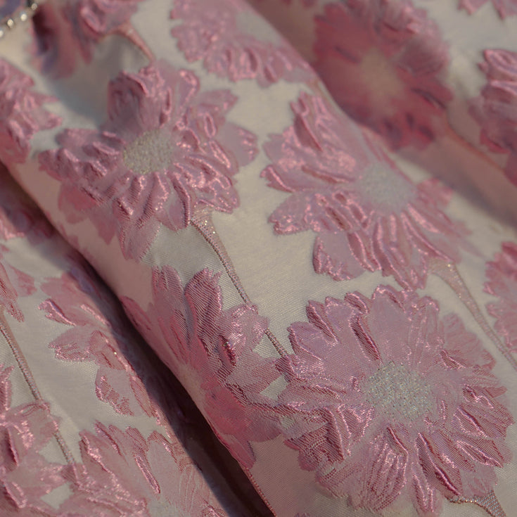 Vestido de jacquard con margaritas y mangas abullonadas