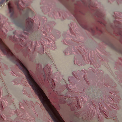 Vestido de jacquard con margaritas y mangas abullonadas