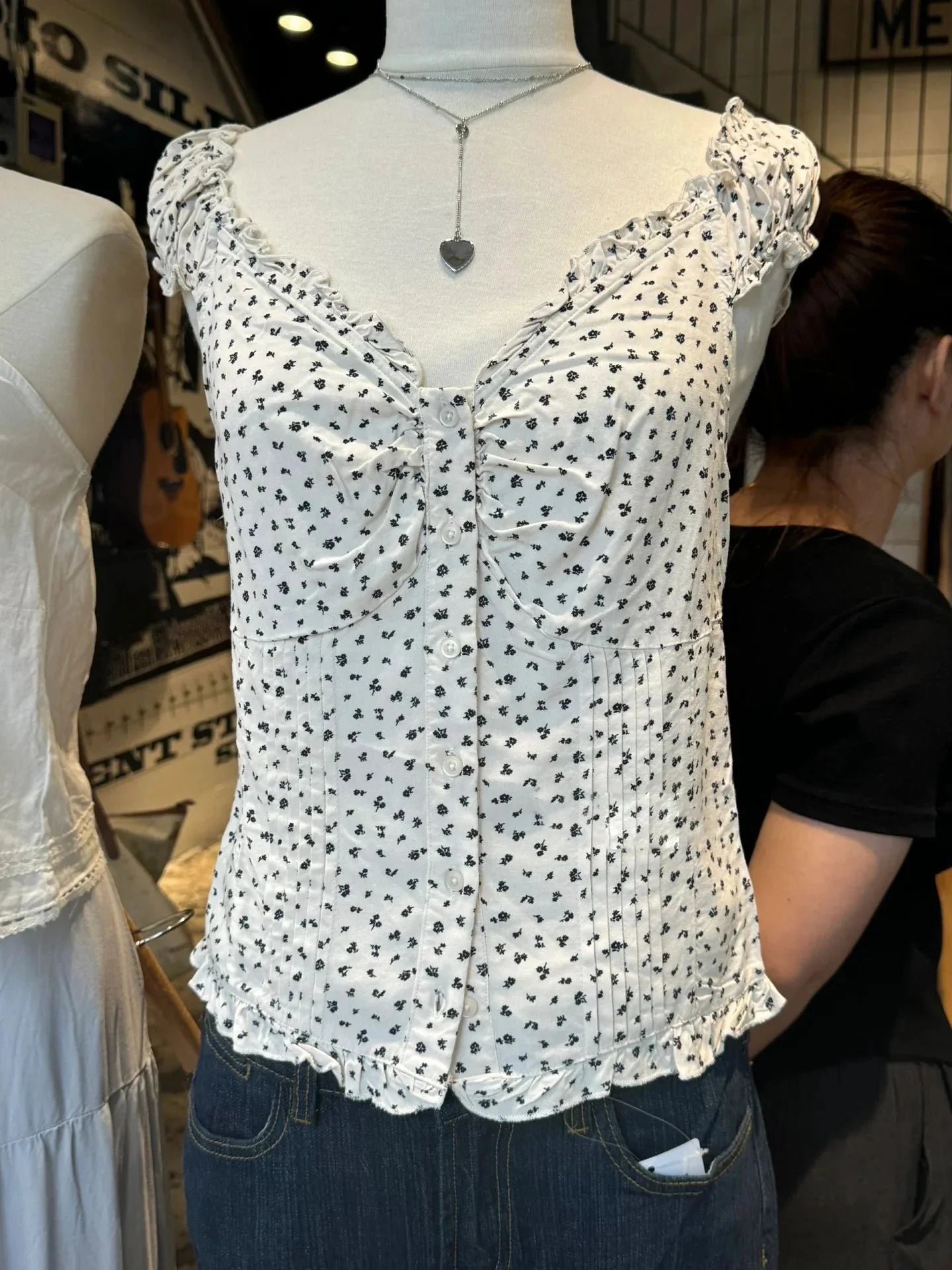 Ruffles White Basic Blouse Top for Woman Folds Single Breasted Sleeveless Tank Tops Casual Cotton Vest Y2k Sweet Camisole