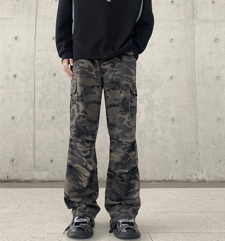 Locker geschnittene Cargohose mit Camouflage-Muster