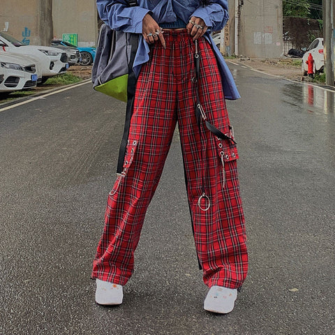 Pantalones cargo con cadena y cuadros rojos