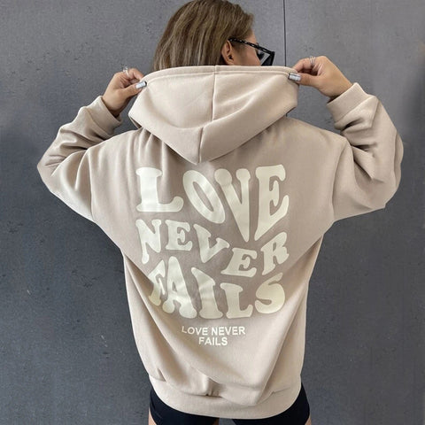 Ästhetischer Hoodie „Liebe versagt nie“