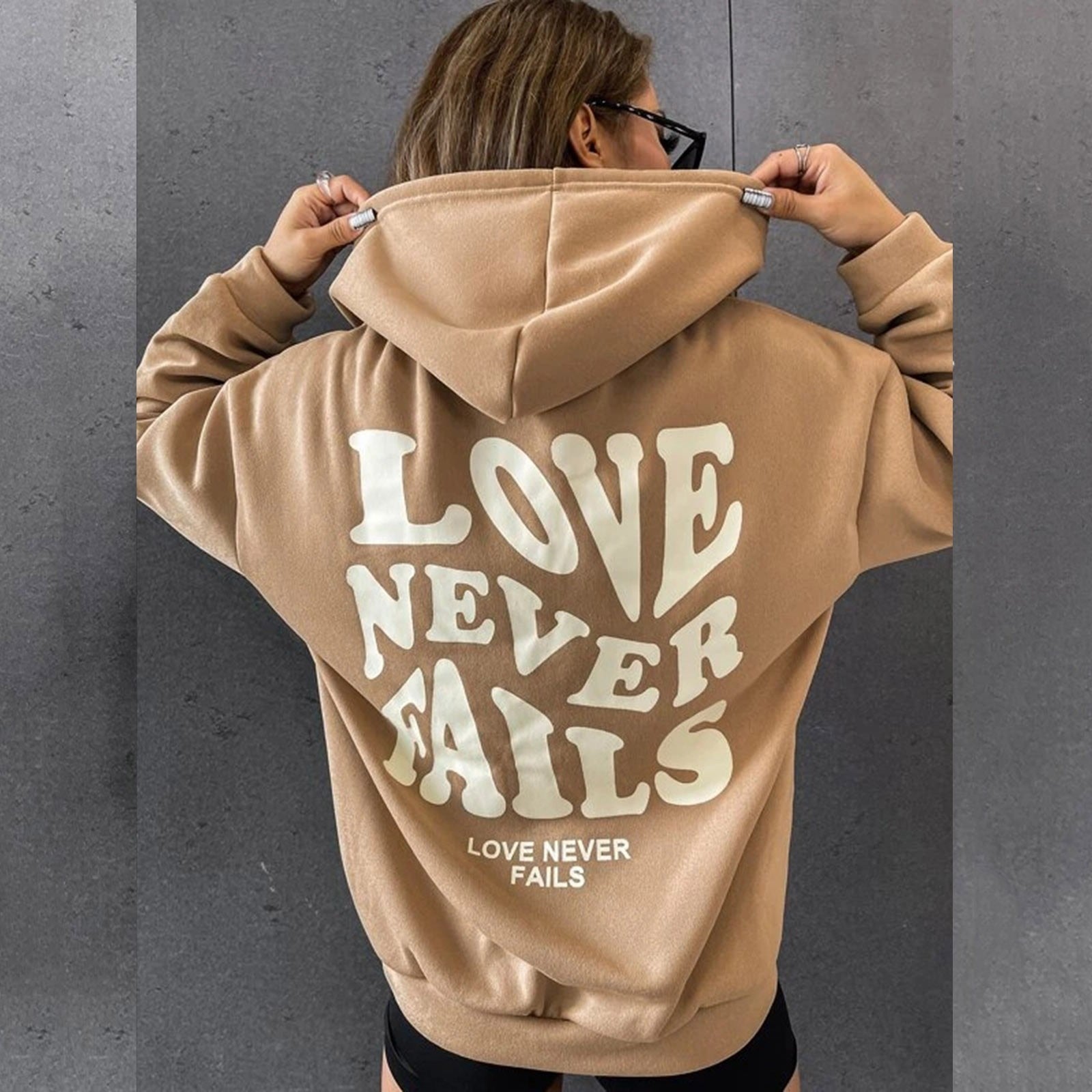 Ästhetischer Hoodie „Liebe versagt nie“