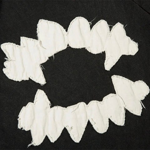 T-Shirt mit aufgestickten Zähnen