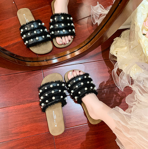Lässiger Slipper mit Perlenquaste