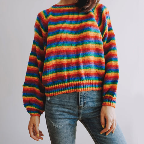 Strickpullover mit Regenbogenstreifen