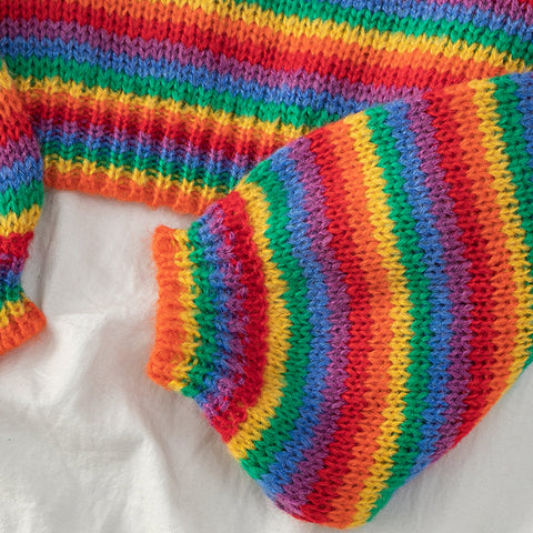 Strickpullover mit Regenbogenstreifen