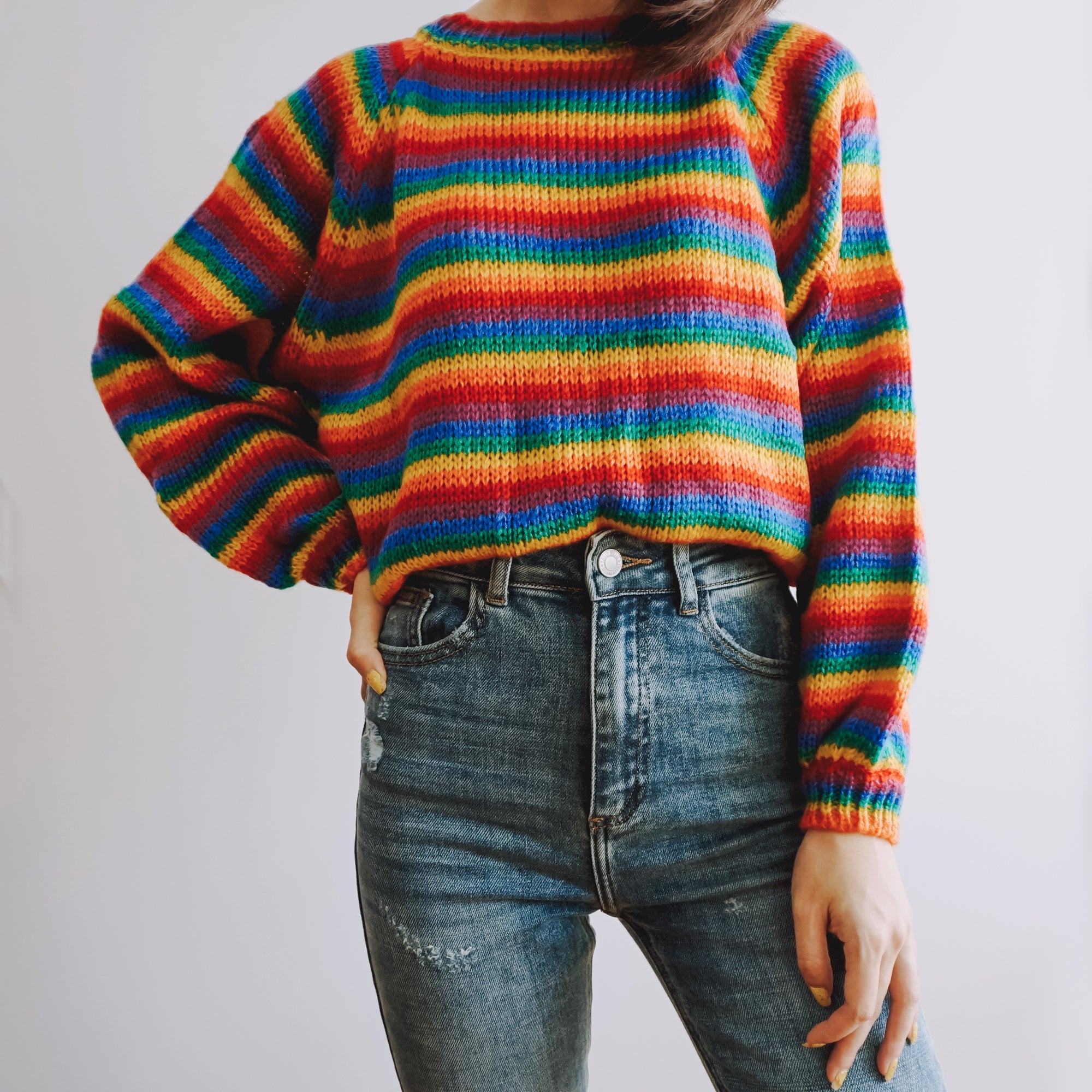 Strickpullover mit Regenbogenstreifen