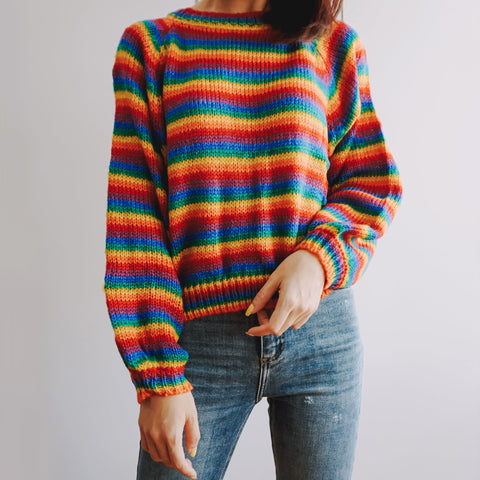 Strickpullover mit Regenbogenstreifen