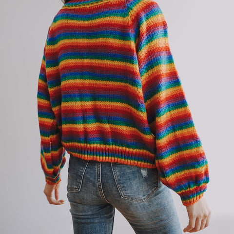 Strickpullover mit Regenbogenstreifen