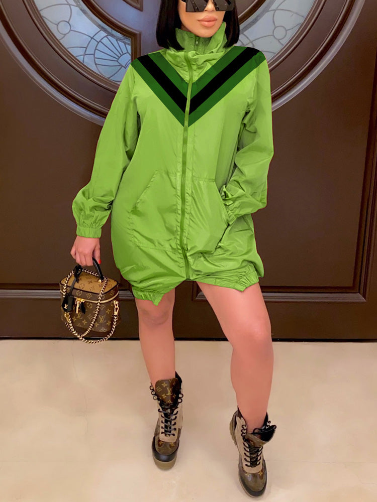 Abrigo con cremallera y retazos en V