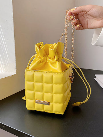 Bolso tipo cubo con cadena