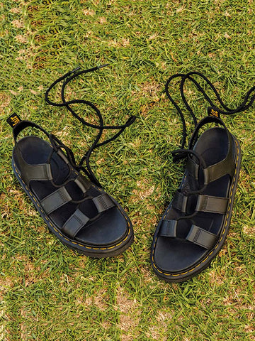 Flache Sandalen mit überkreuzten Riemen