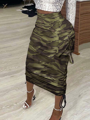 Rock mit Zeitungsbuchstaben-Print