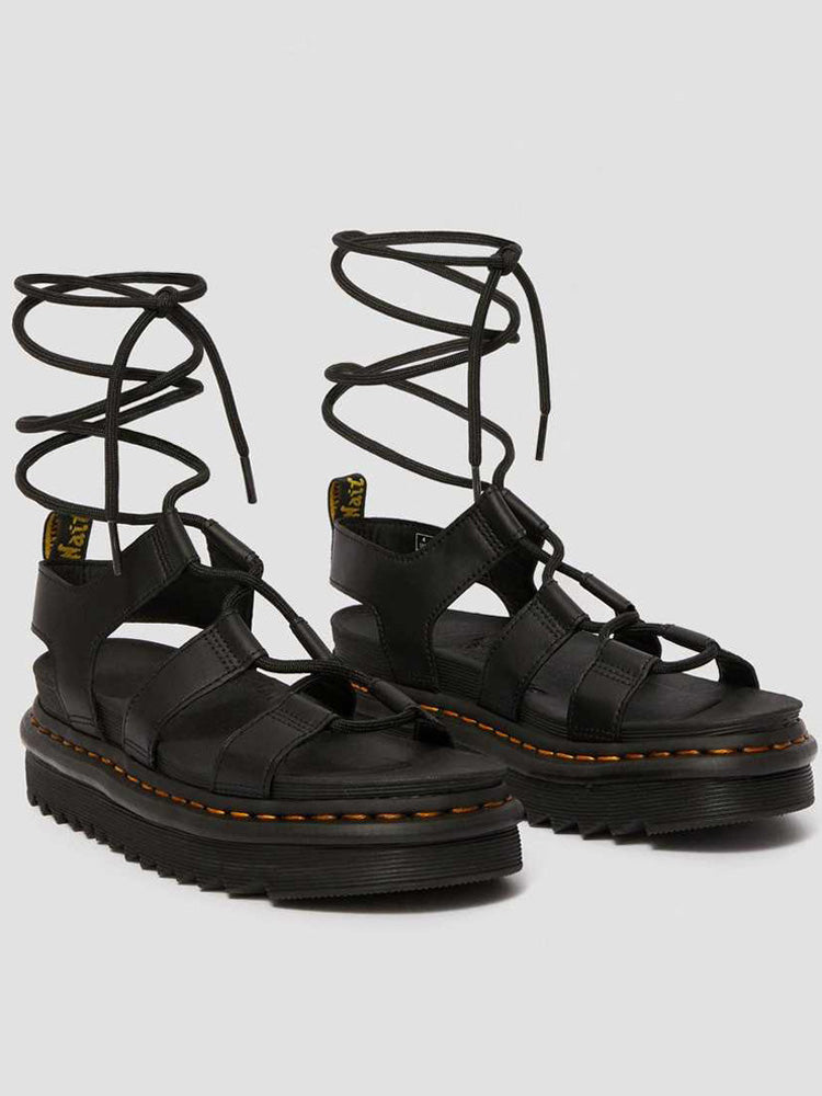 Flache Sandalen mit überkreuzten Riemen