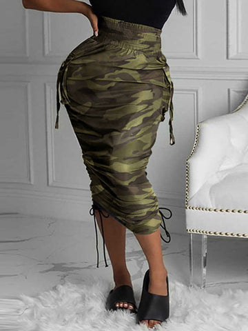 Rock mit Zeitungsbuchstaben-Print