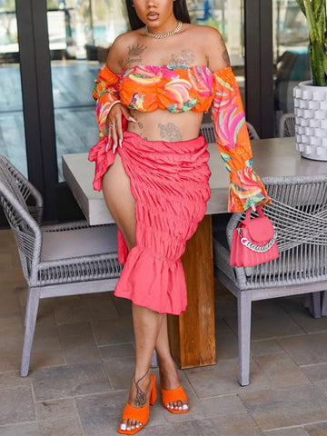 Einfarbiger, geraffter Rock mit Schlitz und Krawatte