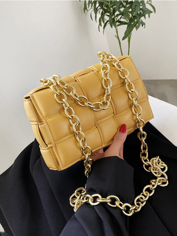 Bolso bandolera con solapa estilo tejido