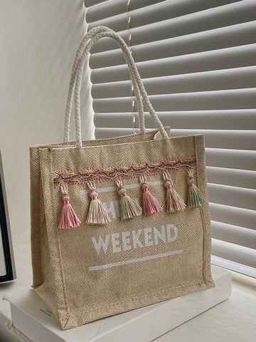 Bolsa cuadrada con borlas y letras decorativas