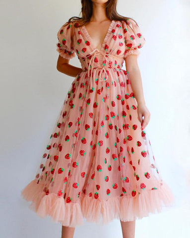 Vestido largo plisado de malla con fresas y lentejuelas